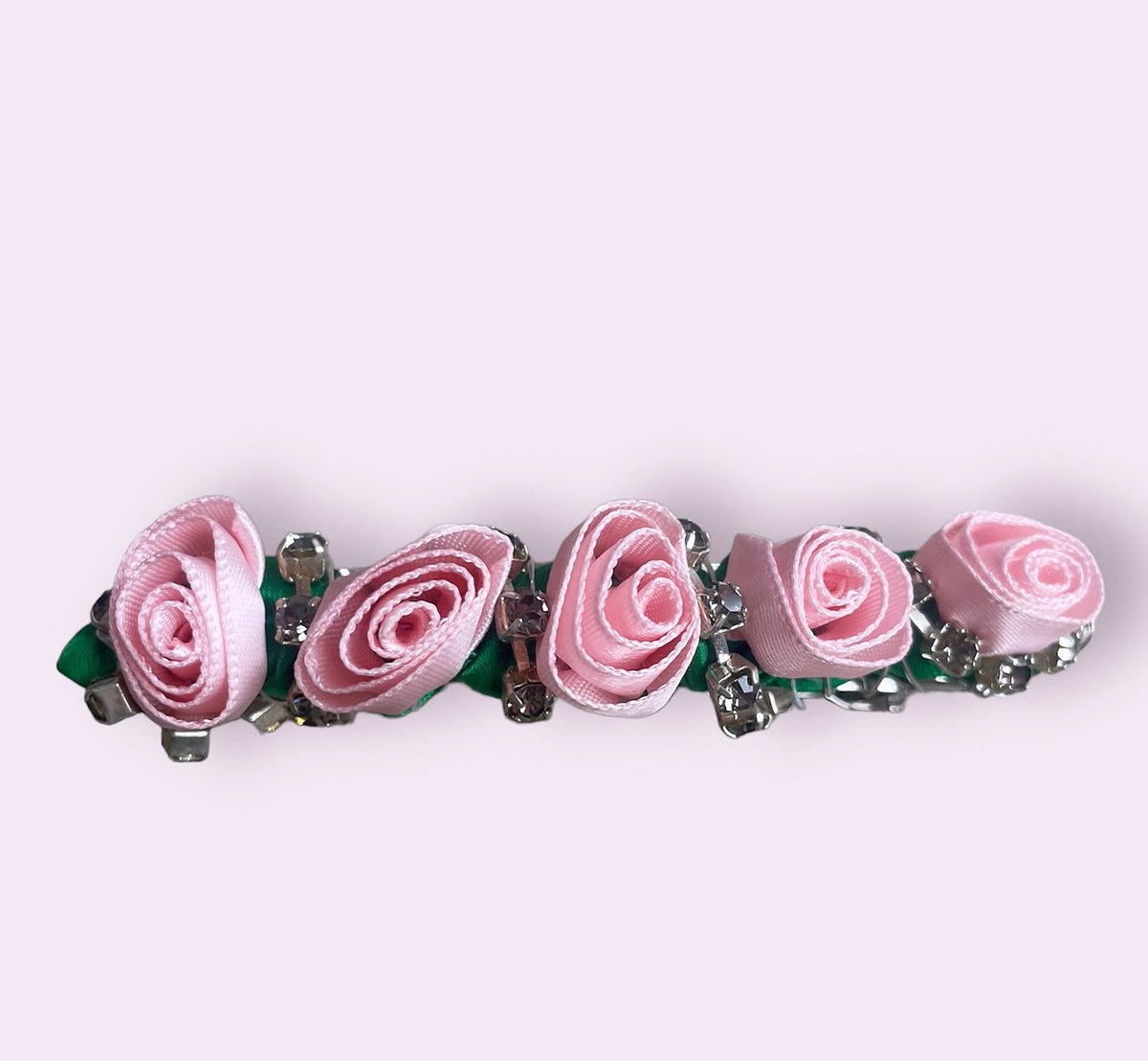 Our NEW Satin Rose Crystal Barrette in Light Pink!! 🌸✨ 

Shop yours on: hettieaccessories.com/products/satin…

#spring #ss24 #spring24 #roses #floral #accessories #ontrend #springfashion #springstyle