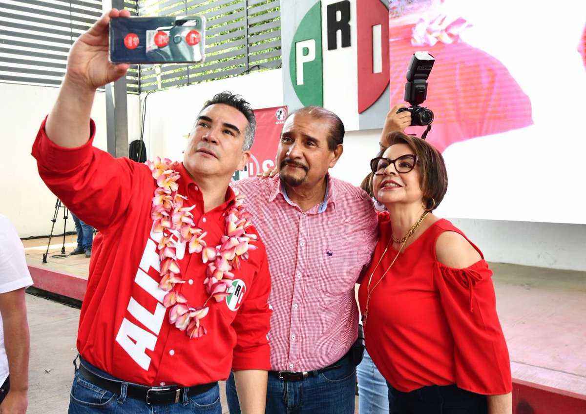 PRI_Nacional's tweet photo. Nuestro Presidente @alitomorenoc se encuentra reunido con nuestras candidatas y candidatos priistas en Oaxaca y con nuestra militancia. 

Aquí tenemos un gran equipo de mujeres y hombres comprometidos, entusiastas y trabajadores, que van a dar todo para que a Oaxaca le vaya bien. 

#VotaPRI 🟢⚪️🔴
