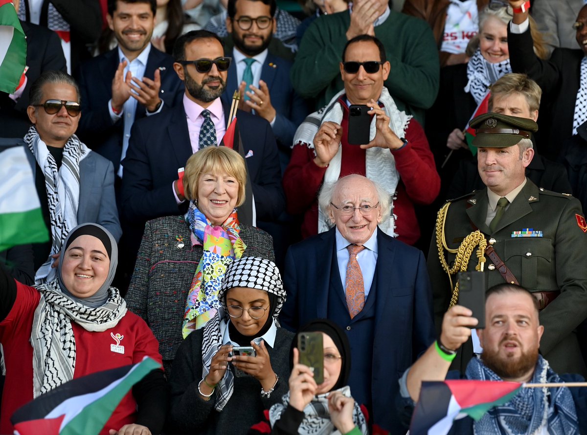 Got to love our President of Ireland at the football match today at Dalymount Park, Dublin 
🇮🇪🇵🇸