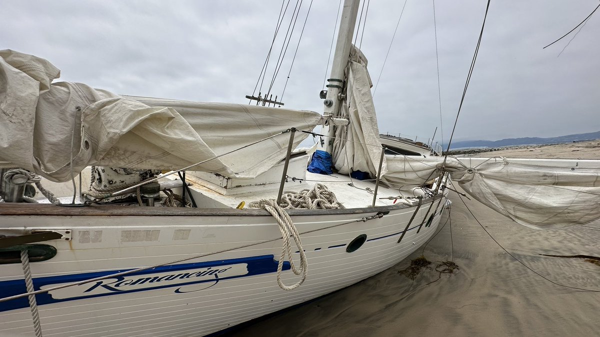 This wasn’t here yesterday! Yet another abandoned boat has washed ashore here in #PlayaDelRey. Another boat ended up on the beach about six months ago just about a 1/4 mile from this one. No word yet on trying to salvage this one. @knxnews