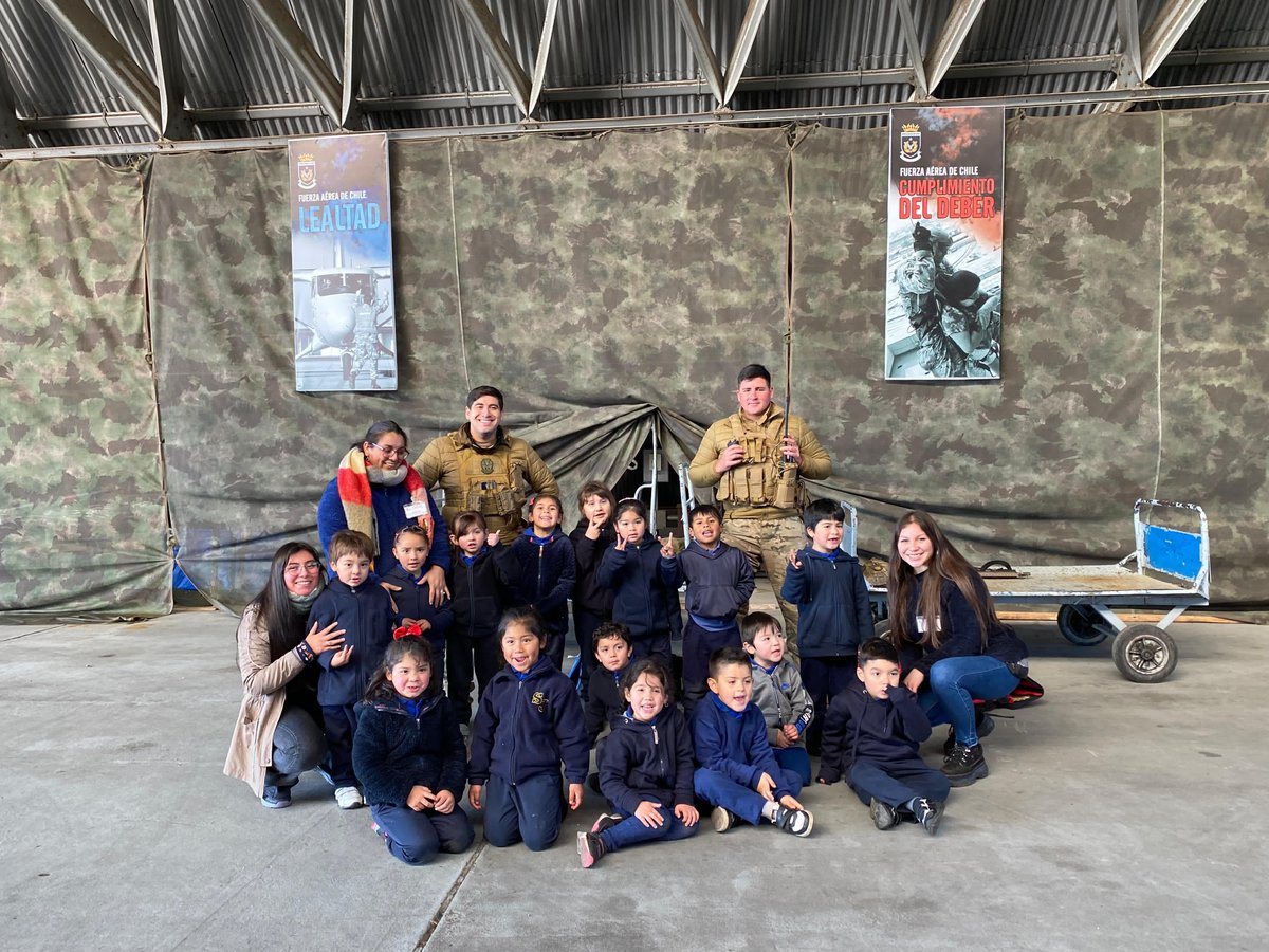 La Base Aérea #ElTepual recibió la hermosa visita de pequeños alumnos de la Escuela Rural Puerto Esperanza de #LosMuermos quienes, acompañados de sus educadoras, compartieron con aviadores militares y disfrutaron el conocer las aeronaves dispuestas en la IIIª Brigada Aérea #FACH