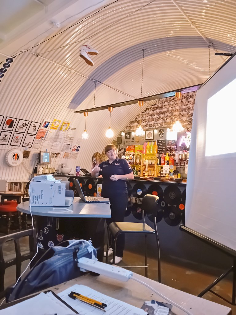 A brilliant, meaningful talk about the impact of Invictus 2023 by @emrichie11 👏👏👏 wonderful way to conclude the 2024 <a href="/pintofscience/">Pint of Science UK</a>  festival! HUGE kudos to <a href="/ArchPub/">The Arch Rivals Pub</a> and @WorcesterDS for bringing this event to life! &amp; massive props to Francinis for hosting as well! #pint24