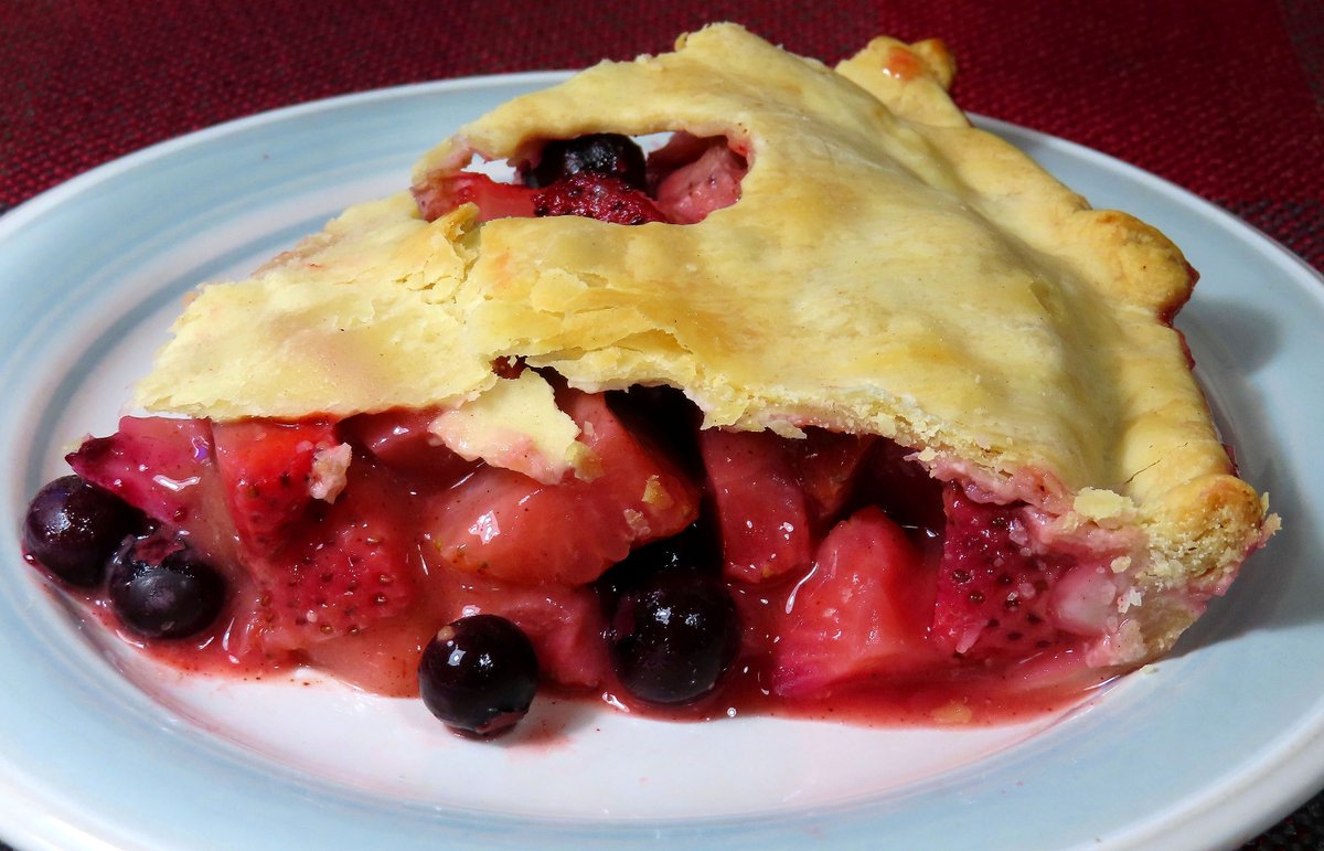 RAWhats4Dinner's tweet photo. Strawberry Blueberry Pie - New Post - Watch the Video, Print the Recipe at https://t.co/8EGdzecU3I #dinner #WFD #recipe #recipes #pie #dessert https://t.co/Fb9Mixs6Cy