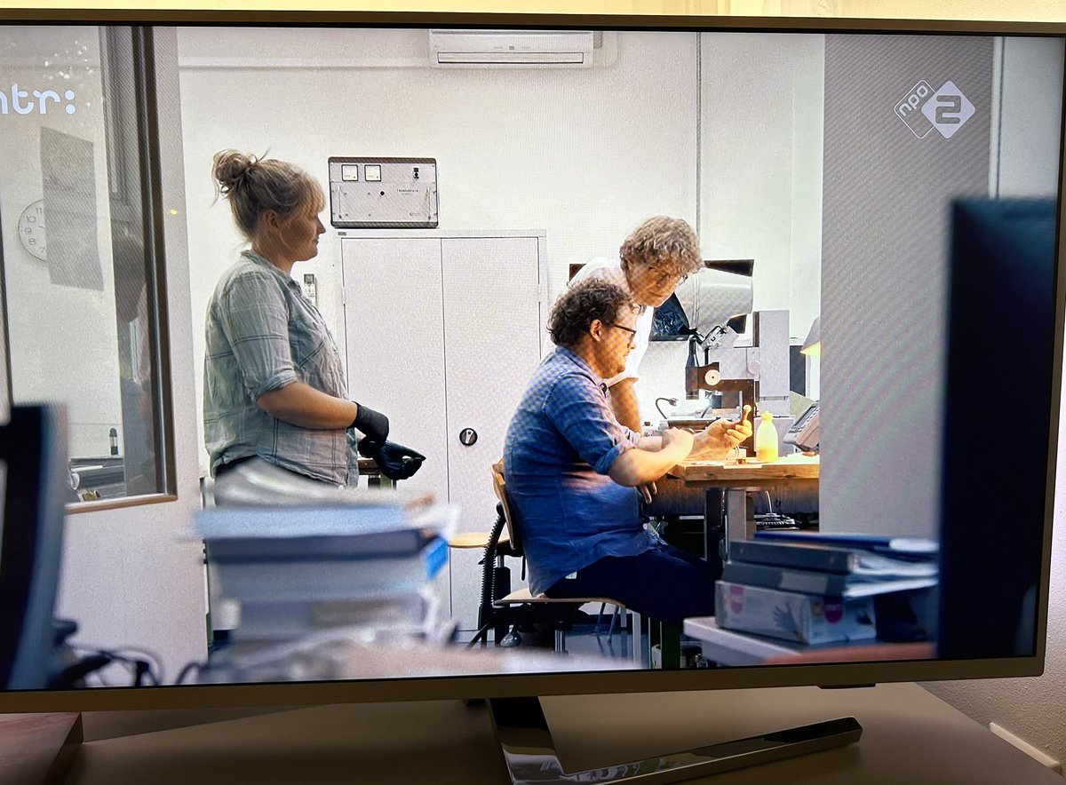 mariekebaan's tweet photo. Elfi en Rik van NOVA’s optische/infraroodlab in Dwingeloo helpen @DiederikJekel met het slijpen en polijsten van het lensje voor de na te bouwen fasecontrasttelescoop van Caroline Bleeker (op @npo2, al bijna afgelopen maar vast terug te kijken) #jekelsjacht https://t.co/Hp4aNMJJ3I