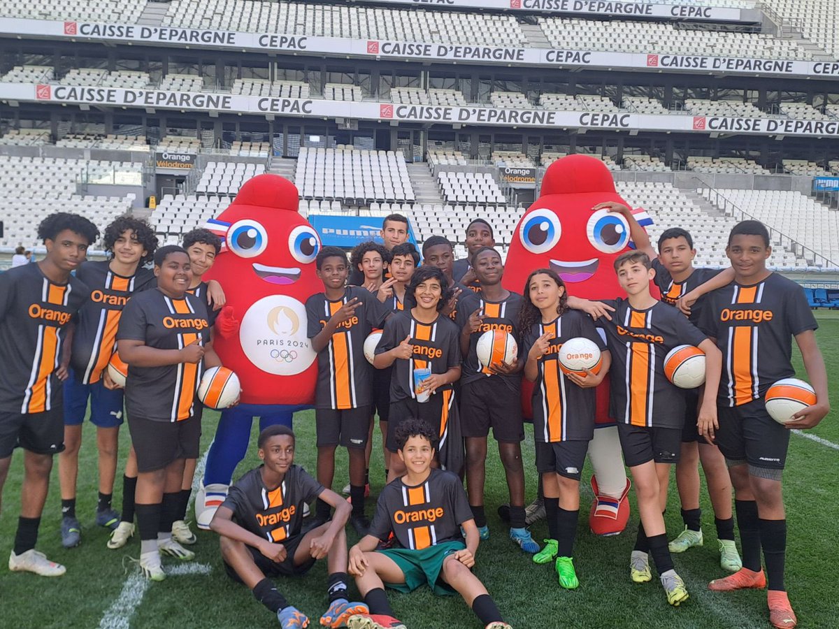 vincentparisot's tweet photo. Belle journée à l’@orangevelodrome avec 300 enfants de la région ! Experience unique de profiter de cet espace de jeux ! Des ateliers pour sensibiliser au bon usage du #numérique et faire de la pédagogie sur le #cyberharcelement #GoodConnections https://t.co/v30l2Z7mus