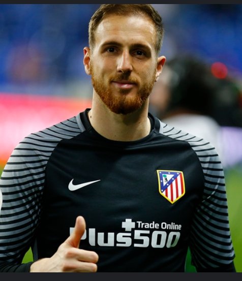 Jan Oblak.
Estamos hablando con una ligereza tremenda de sustituir,al que probablemente, sea el mejor portero de la historia del Atleti, ni más ni menos, un puesto en el que desde Molina, que salió corriendo, no habíamos tenido garantías.
Así de fácil, así de alegre.
Acuérdense.