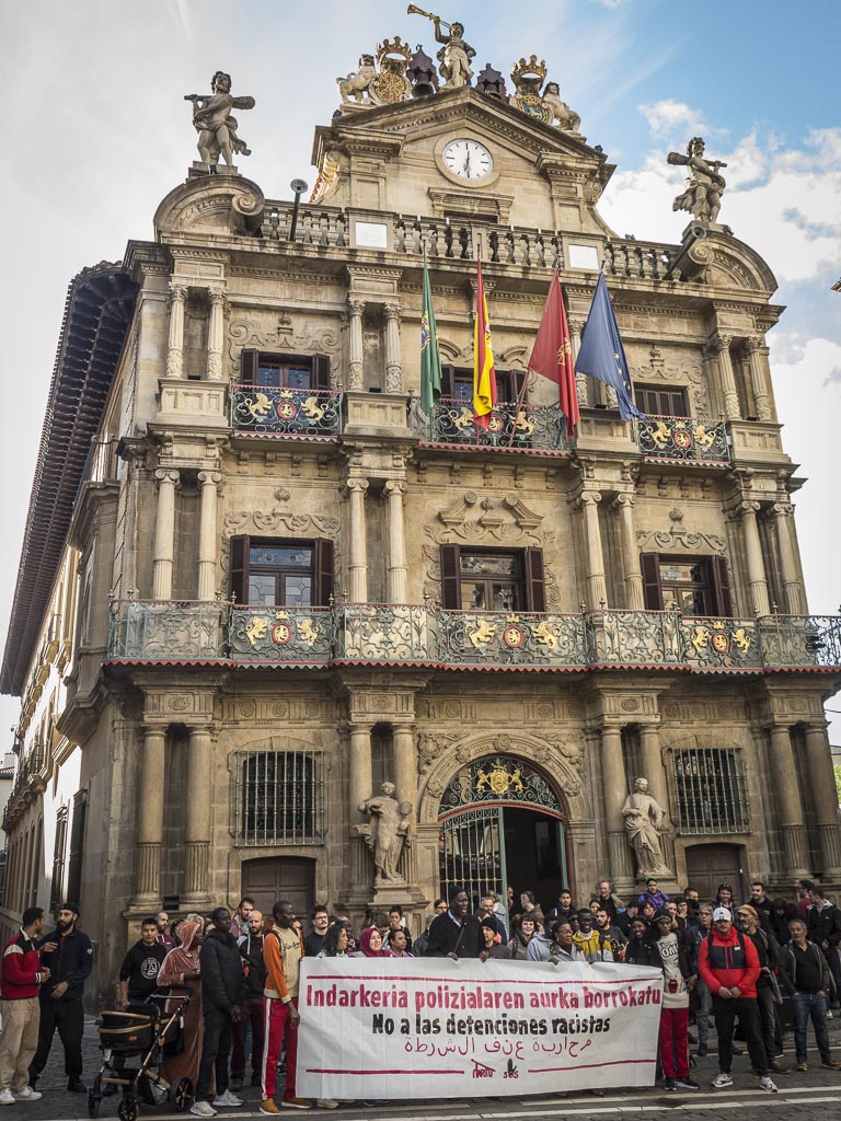 Ekinklik's tweet photo. [ARGAZKIAK] @Haritu y @SOSracismoNafar se han concentrado hoy en Iruñea para denunciar "una detención racista" por parte de la Policía Foral.
https://t.co/TsF3E7peOB
#Inorezdailegala #stopredadas https://t.co/SqKf1uFKBb