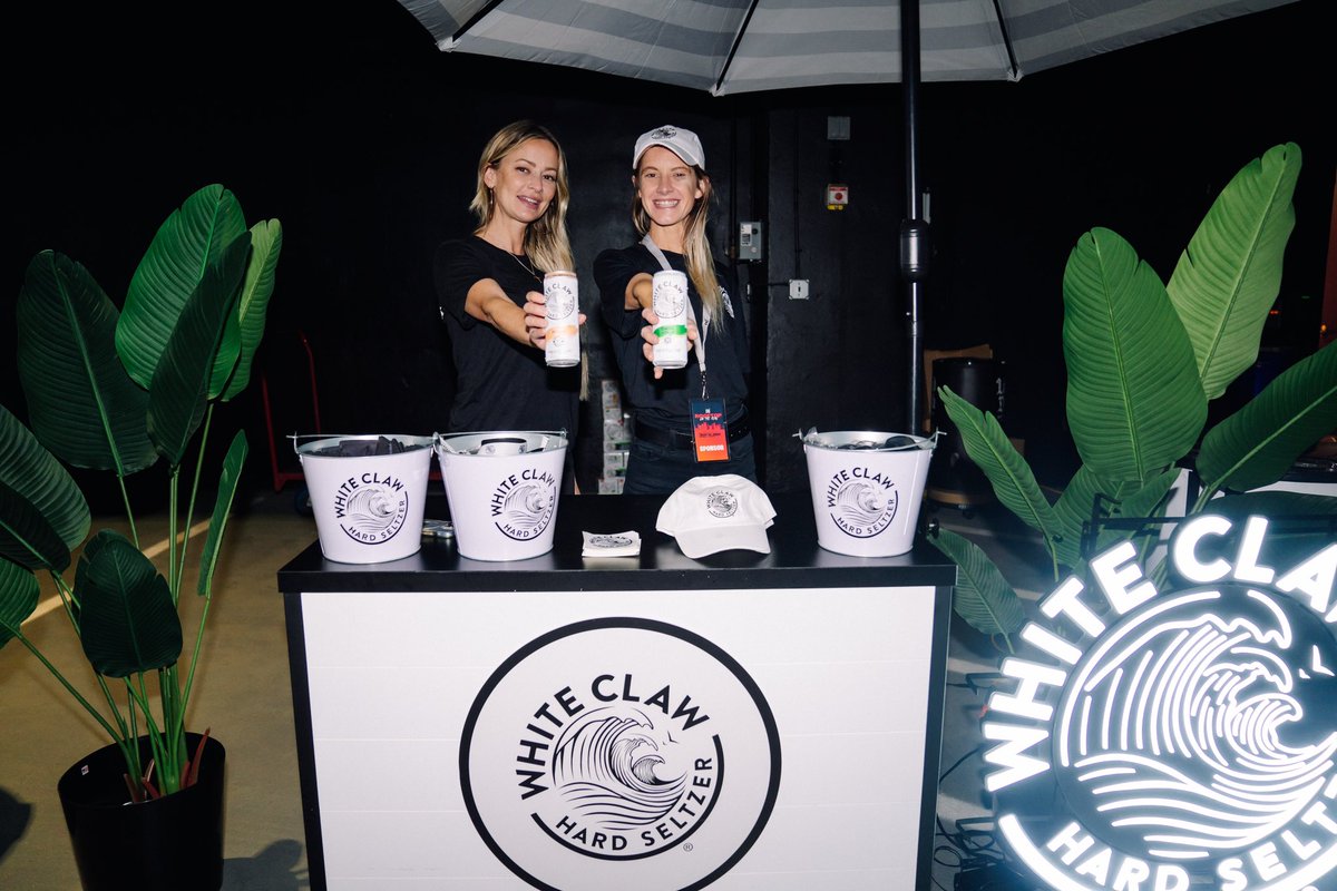 bmi's tweet photo. Thanks to our sponsors for such a great evening at Rooftop On The Row #BMIRooftop: presenting sponsor #GeorgeDickel, @Delta, @TopoChicoUSA, @WhiteClaw, @texasroadhouse, @ONErpm, @redbull and #GallagherInsurance! 🤩🎶🎸 https://t.co/akCStWvLez