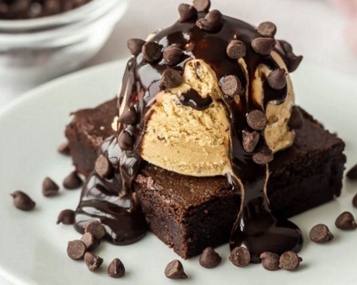 Happy Chocolate Chip Day! ☕️ #chocolatechipday #recipe thereciperebel.com/brownie-sundae/