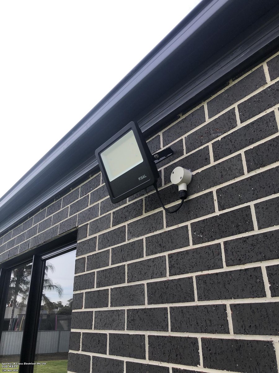 sparkysaclass's tweet image. Its getting darker earlier as we head into Winter. Its time to get the outside lit up for better security. Call the outdoor lighting specialists today to discuss your requirements.