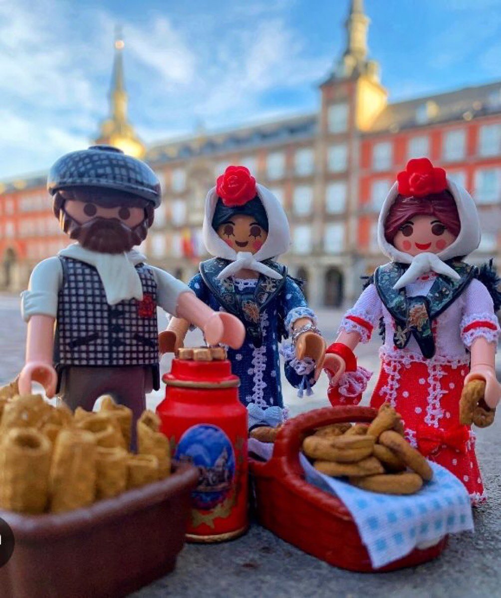 MariusMs's tweet photo. @AlmeidaPP_ Para ser representativo de la ciudadanía madrileña deberían de salir los 4 compañeros de piso  con la pareja y los hijos al balcón . #felizsanisidro https://t.co/22jmn8rbqD