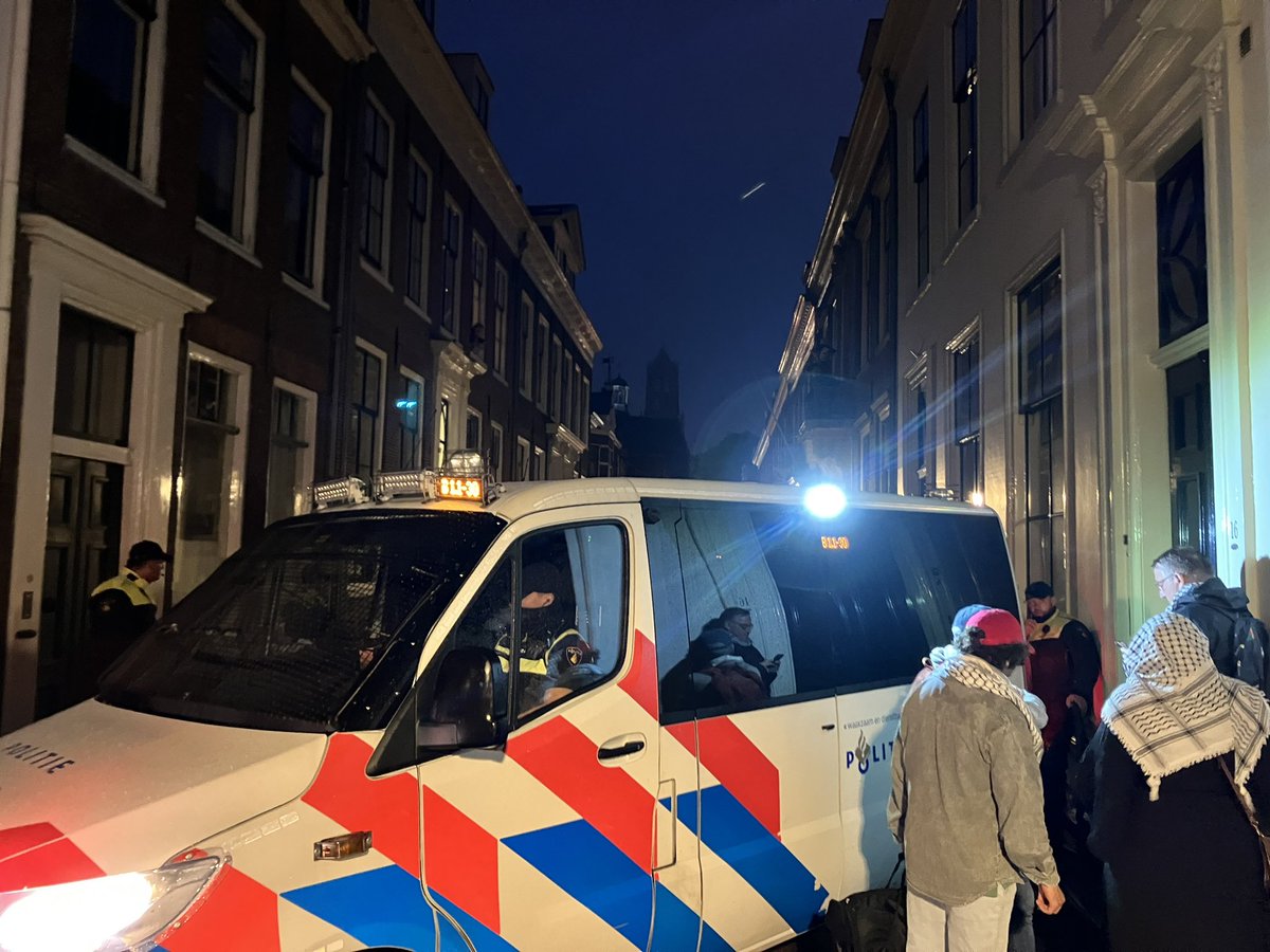 Politie is al enige tijd binnen in het gebouw aan Janskerkhof. Pand is omvangrijk. Wachten is tot agenten met demonstranten naar buiten komen. Het gezang buiten is inmiddels verstomd.