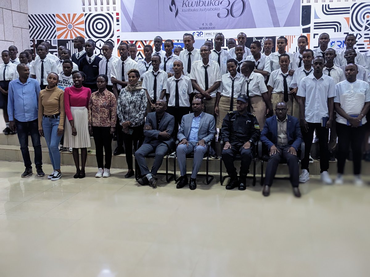 _rwandans's tweet photo. Uyumunsi abanyesshuri ba IPRC TUMBA, abanyeshuri baturutse mumurenge yakarere ka Rulindo yegereye ikigo ndetse nurubyuruko rwomwiyo mirenge baganirijwe kumateka y’urwanda n’umurage w’ubumwe n’ubudaheranwa murugendo rw’imyaka 30 ishize nyuma ya genocide yakorewe abatutsi mu 1994 https://t.co/ya69SVpiES