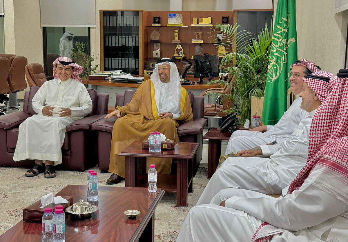 تشرفنا اليوم بزيارة معالي وزير الاستثمار المهندس / خالد الفالح 
للغرفة التجارية ببريدة ..
معاليه شخصية متفرّدة تنبض 
بالمهنية العميقة والمواطنة 
المخلصة والطموح الكبير 
فكراً وبُعداً واستشرافاً ..