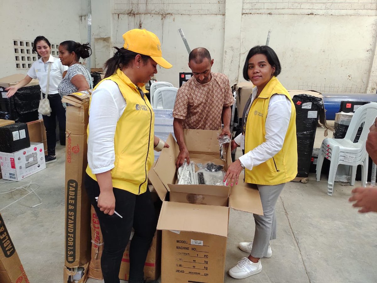 UnidadVictimas's tweet photo. 📷| En Barranquilla, #Atlántico, la @UnidadVictimas entregó 50 esquemas especiales de acompañamiento a familias emprendedoras víctimas del conflicto residentes en las comunidades de Gardenias, Villas de San Pablo, Cordialidad y Pinar del Rio. #CambiamosParaServir https://t.co/irEIeac1Tz