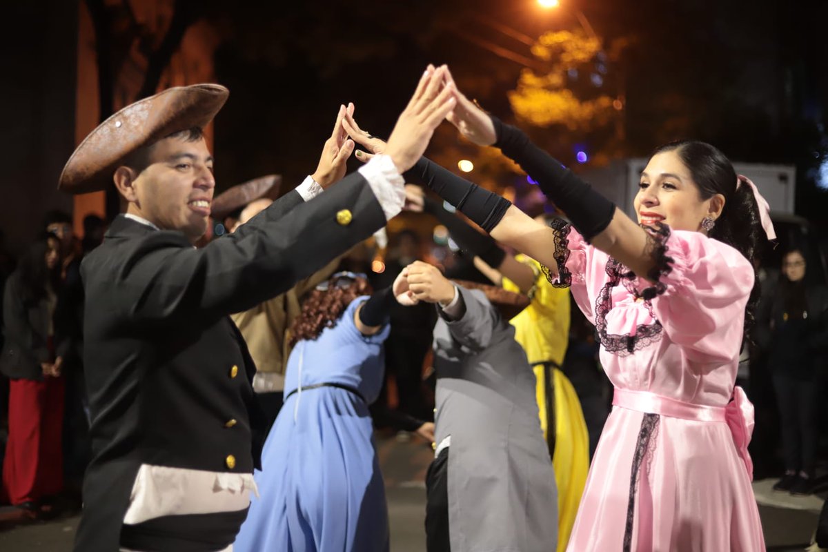 CulturaAsu's tweet photo. ¡Así vibramos en la Velada de Mayo! 🇵🇾🎉
Danza de época en distintos puntos del centro histórico 🏛️
@AsuncionMuni @TurismoAsu @MarcelaBacigalu
#213py #IndependenciaNacional #Paraguay #Asunción https://t.co/mPEUTIIbQV