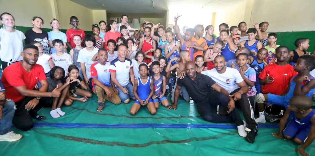 Patrice Mourier, excampeón mundial de lucha (estilo grecorromano), intercambió hoy con niños practicantes de ese deporten en el combinado de Carvajal y Agua Dulce, Cerro, #LaHabana. Recorrido incluido en las actividades por el VIII Mes de la Cultura Francesa en #Cuba.