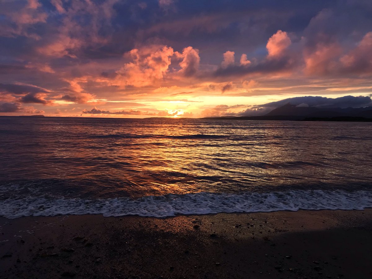 Gillean Beach sunset - Achnacloich, Isle of Skye #Scotland 🏴󠁧󠁢󠁳󠁣󠁴󠁿 @StormHour @ThePhotoHour @VisitScotland @angie_weather