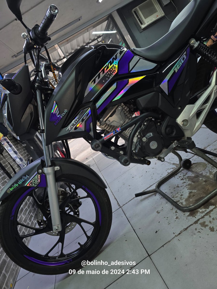 Titan 160.

Adesivos modelo personalizado MEIO A Meio.   🩷💜

Venha atualizar a sua moto.

#BOLINHOADESIVOS
Chama no chat