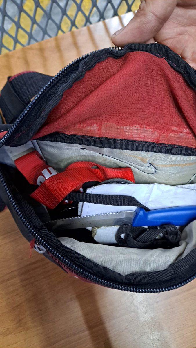 Capturado por herir con un cuchillo a una mujer

En la 11 avenida y 15 calle, zona 13, policías de #POLIMERC detuvieron a Gervin “N” de 52 años, presunto responsable de herir en el hombro derecho con un cuchillo a Maira “N” de 53 años.

¡No hay mañana, #LaSeguridadEsHoy!