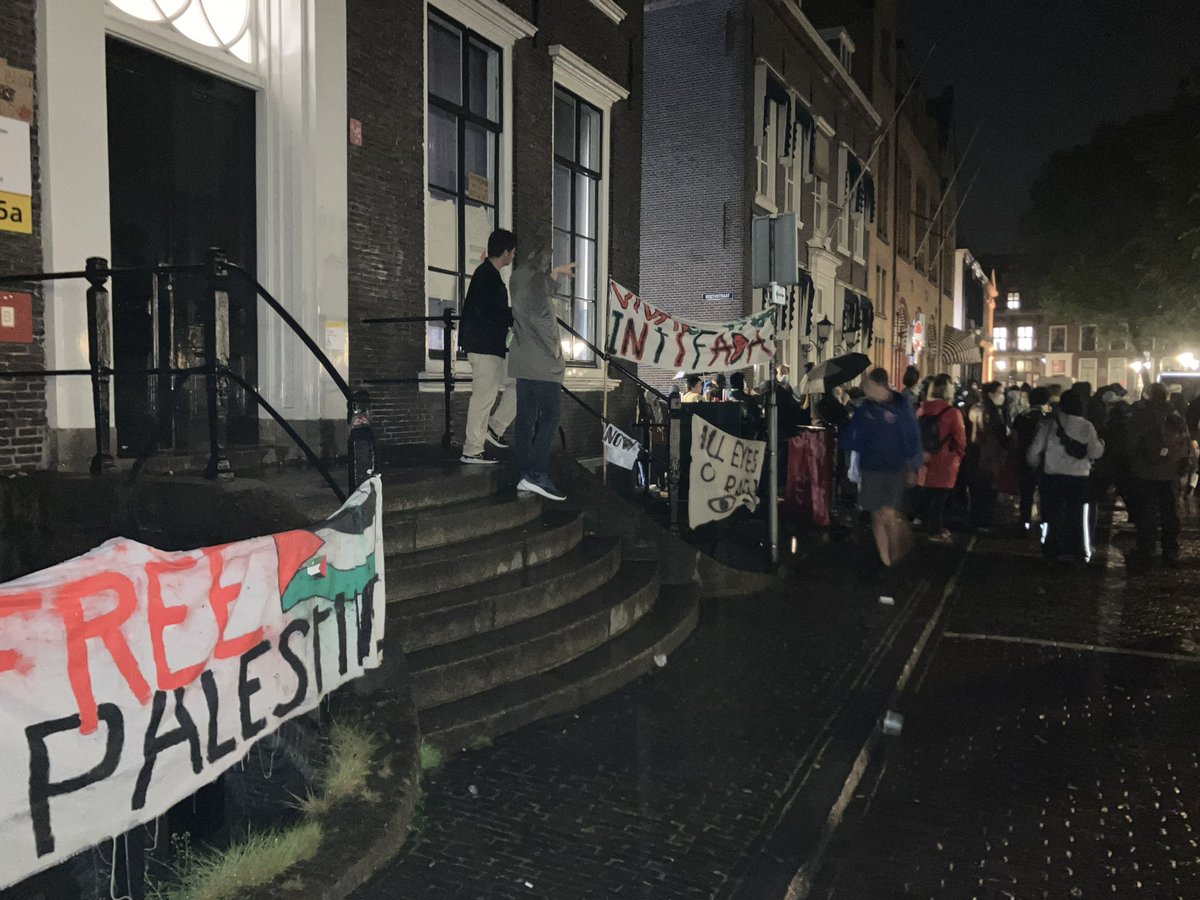 Demonstranten buiten bewegen zich heen en weer door de Boothstraat en zingen nog. Maar de angel lijkt met afvoeren van demonstranten binnen wel uit de actie inmiddels.