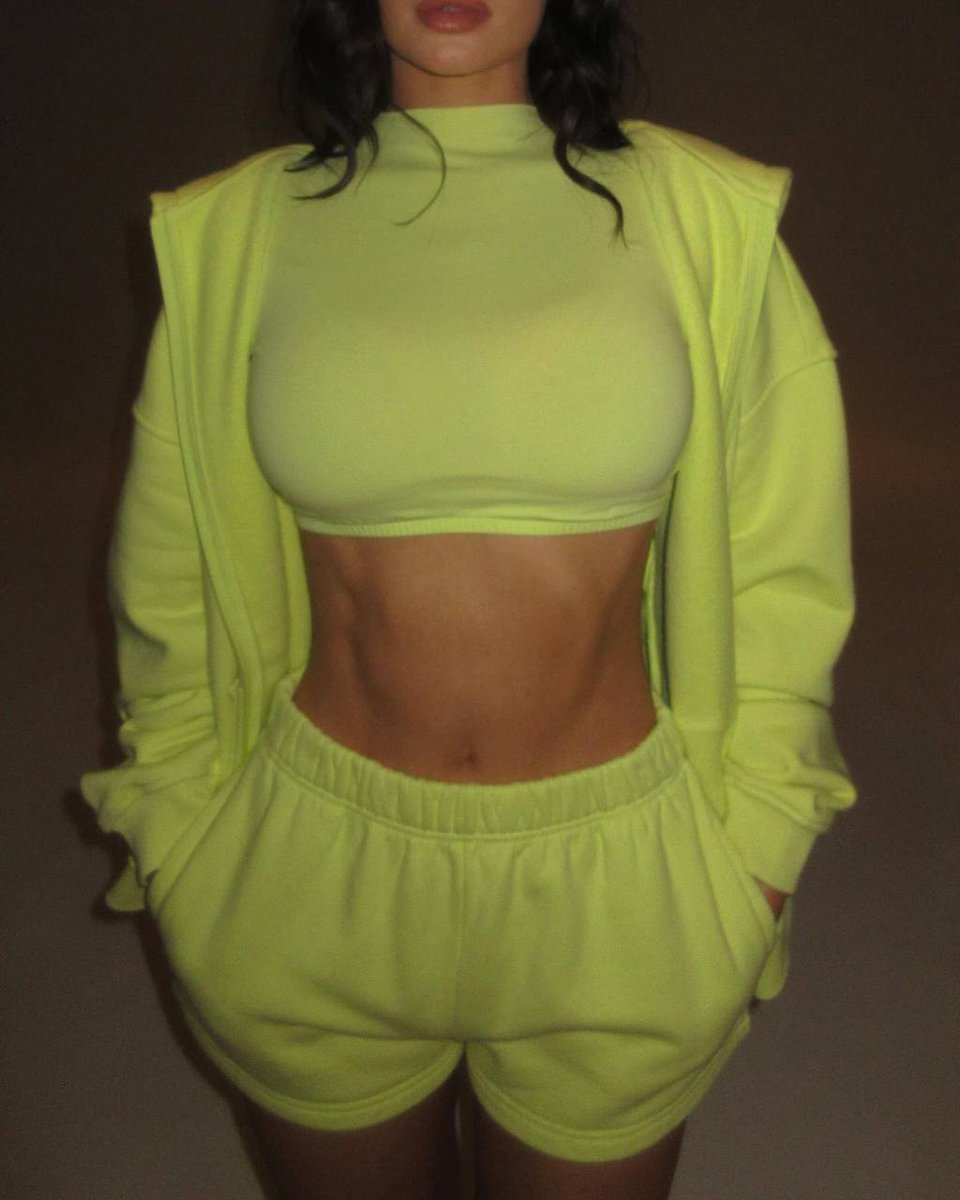 Tennis, but make it fashion: Kylie Jenner zeigt ihren coolen Tennis-Look im neuen Drop ihres Labels Khy. #Khy #TennisCore #Fashion