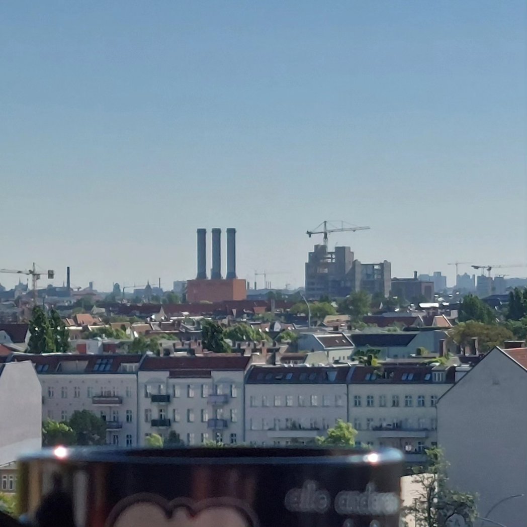 Ralf25kg's tweet photo. Gestern morgen, Blick vom Balkon über die Dächer Berlins, nicht über den Tellerrand, sondern den Tassenrand. Letzte Planungen für meinen neuen Blog. Da dürft ihr Euch dann mit mir freuen oder ablästern, wenn ich mit meinem Ziel 25 kg weniger in einem Jahr krachend scheitere. https://t.co/HcK6v6M5lY