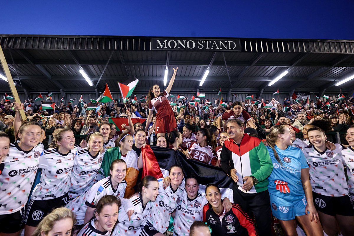 Incredible picture from such a memorable night in Dalymount as Palestine beat @bohemiangirlsfc in their International Solidarity Match ❤️💚🖤 (📸 @bennnbrady)
