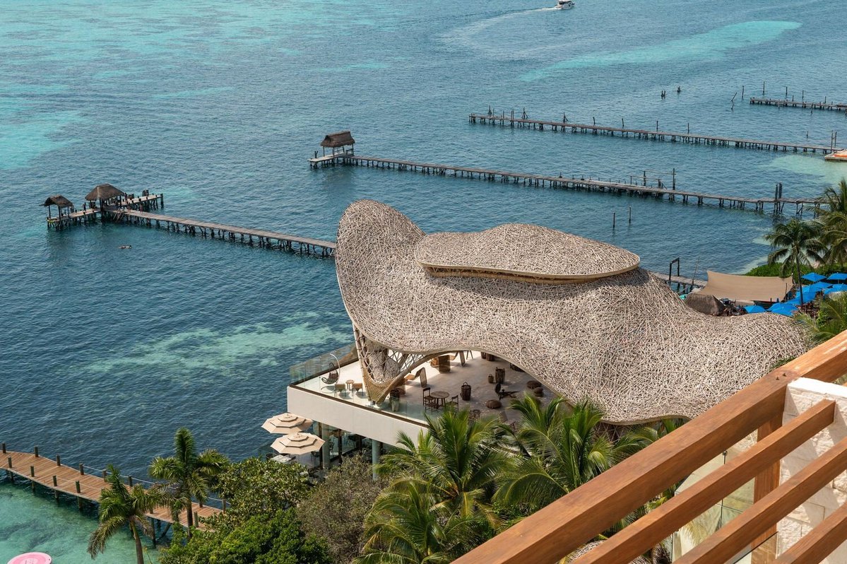 #JuevesDeArquitectura 

🎙️Las estructuras desarrolladas por Arquitectura Mixta para el hotel 'Impression Isla Mujeres By Secrets' están inspiradas en el contexto natural y geográfico único del proyecto...

🇲🇽Mexico