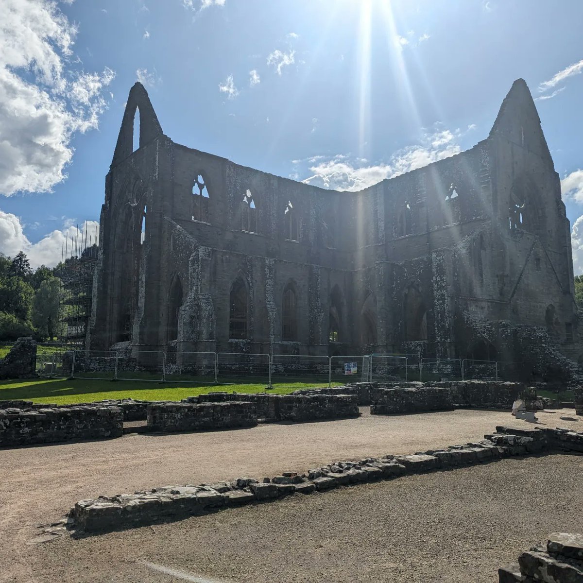 Day off today with the bf
I haven't been to Tintern in years so it brought back many memories & it was great to introduce my bf to it & it's giant (delicious) teacakes
Back to it tomorrow ready for @barry_collector_con this weekend

#dayout #dayoff #sightseeing #abbey #teacake