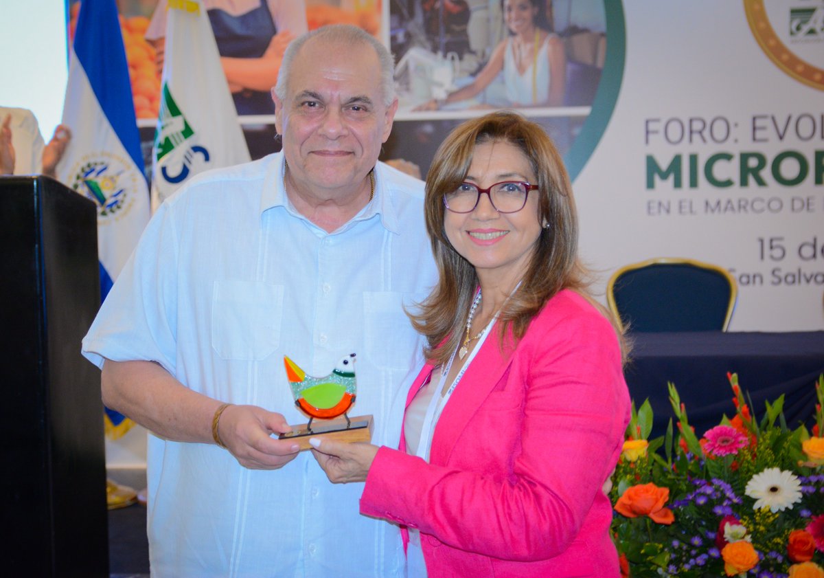 CONAMYPESV's tweet image. #GestiónMYPE | También, recibimos un reconocimiento sobre la labor que estamos haciendo sobre la inclusión financiera de la #MYPE y todo el apoyo que realizamos para impulsar sus negocios a través de @fecamype, #PROGAMYPE y el acompañamiento de ellas.