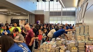 Pure joy! Remembering the amazing volunteers that made the Socorro, Texas event such a great success. The smiles as students, parents & educators walked away w/ books for their classrooms & home libraries. #RealSolutions Gracias @SOCORROAFT @FirstBook @SocorroISD @AFTEVPDeJesus