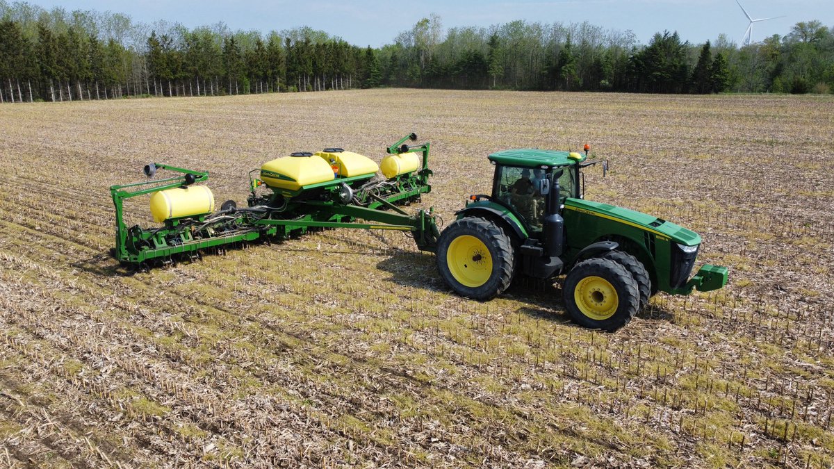 ⁦<a href="/chrisschoeley/">Chris Schoeley</a>⁩ teaching the next generation how to plant notill soybeans today.  ⁦<a href="/DSchoeley/">Dana Schoeley</a>⁩ 
#bringonmoreniceweather