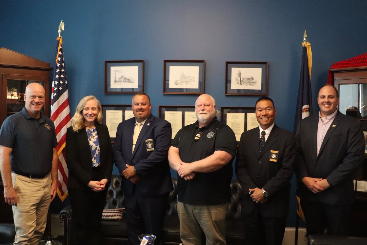 Today, I had a great meeting with @FOPVirginia Vice President Ray Clemons and representatives from Henrico FOP Lodge #4. I was glad to discuss how I can continue to be a strong partner for local law enforcement through my work in Congress. Thanks for stopping by!