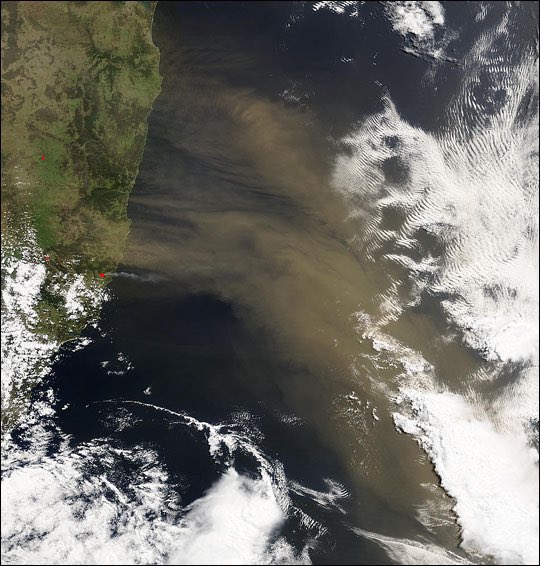 Excited to share our new paper out today in @Nature: We found that windblown iron-rich dust supports a third of the Southern Ocean’s biological productivity, highlighting the vital role dust plays in the global carbon cycle. 🌬️🏜️🌊🌱 📝 nature.com/articles/s4158…