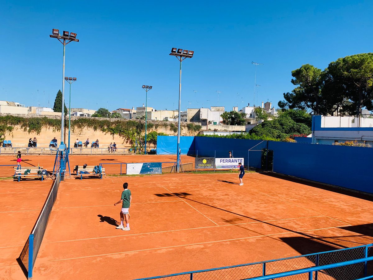 Momenti del primo campionato tra il Liceo Scientifico Banzi ed il Liceo Classico e Musicale Palmieri, un bellissimo pomeriggio di sport e divertimento.
#Lecce #Tennis #CTLecce #CircoloTennisLecce #TennisPlayer #TennisTournament #LecceTennis #SalentoTennis