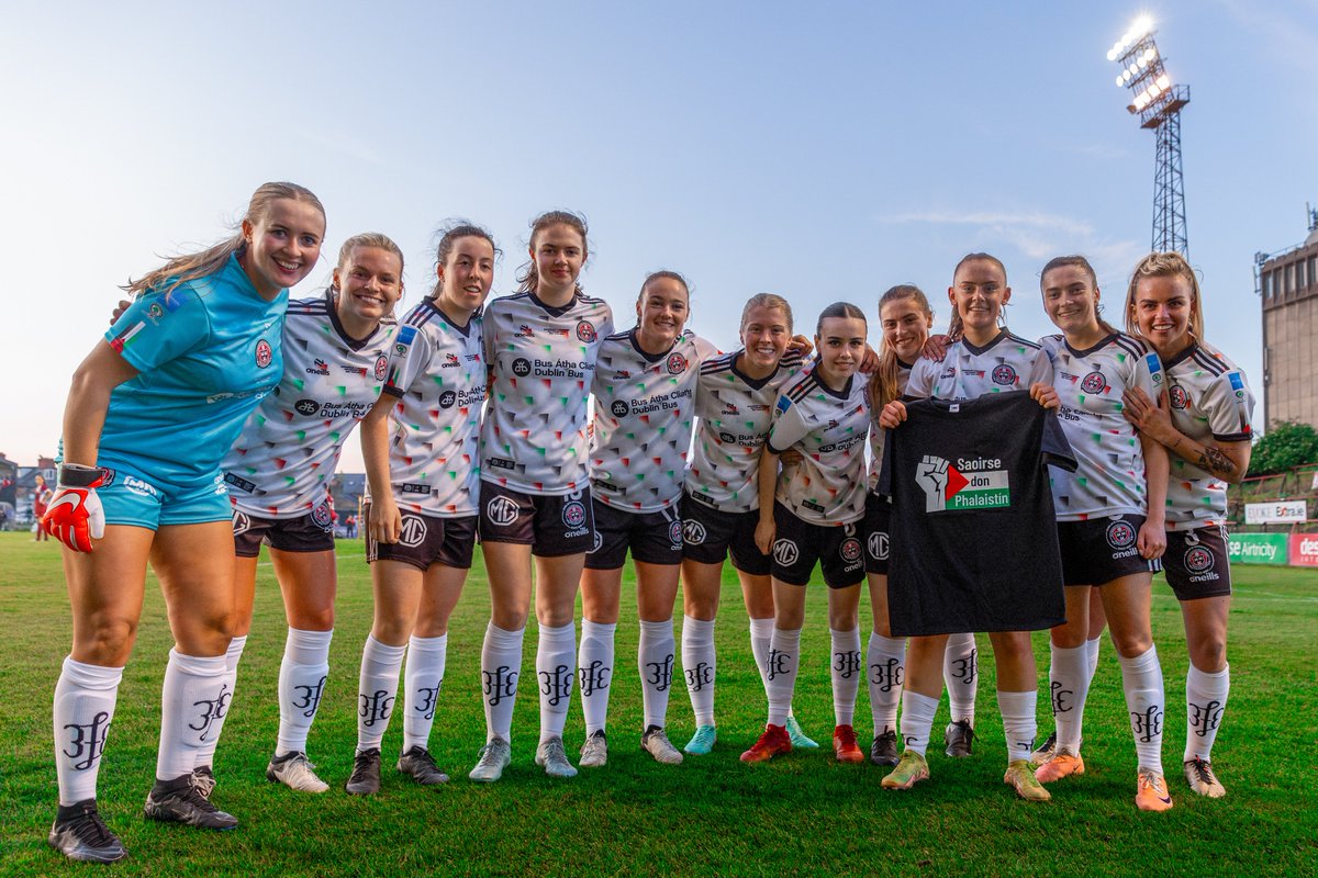 I'd never seen so many cameras at a game in my entire life. I felt a little redundant; there was nothing I could do that the other 100 or so cameras couldn't. But the girls gave me a T-shirt to hold, to give to them when they scored, and it meant I got a photo all to myself.
😊❤️