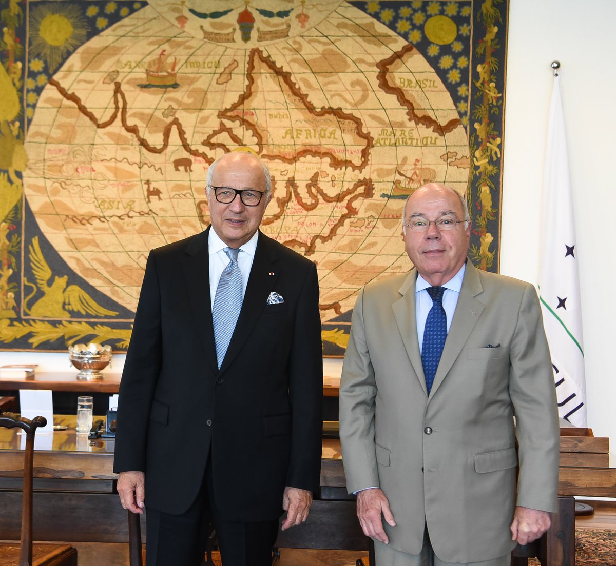 O Ministro Mauro Vieira 🇧🇷 recebeu o presidente do Conselho Constitucional da França 🇫🇷, @LaurentFabius. Ex-Primeiro-Ministro e ex-Ministro de Relações Exteriores da 🇫🇷, Fabius presidiu em 2015 a COP21 do regime de combate à mudança do clima, quando foi adotado o Acordo de Paris