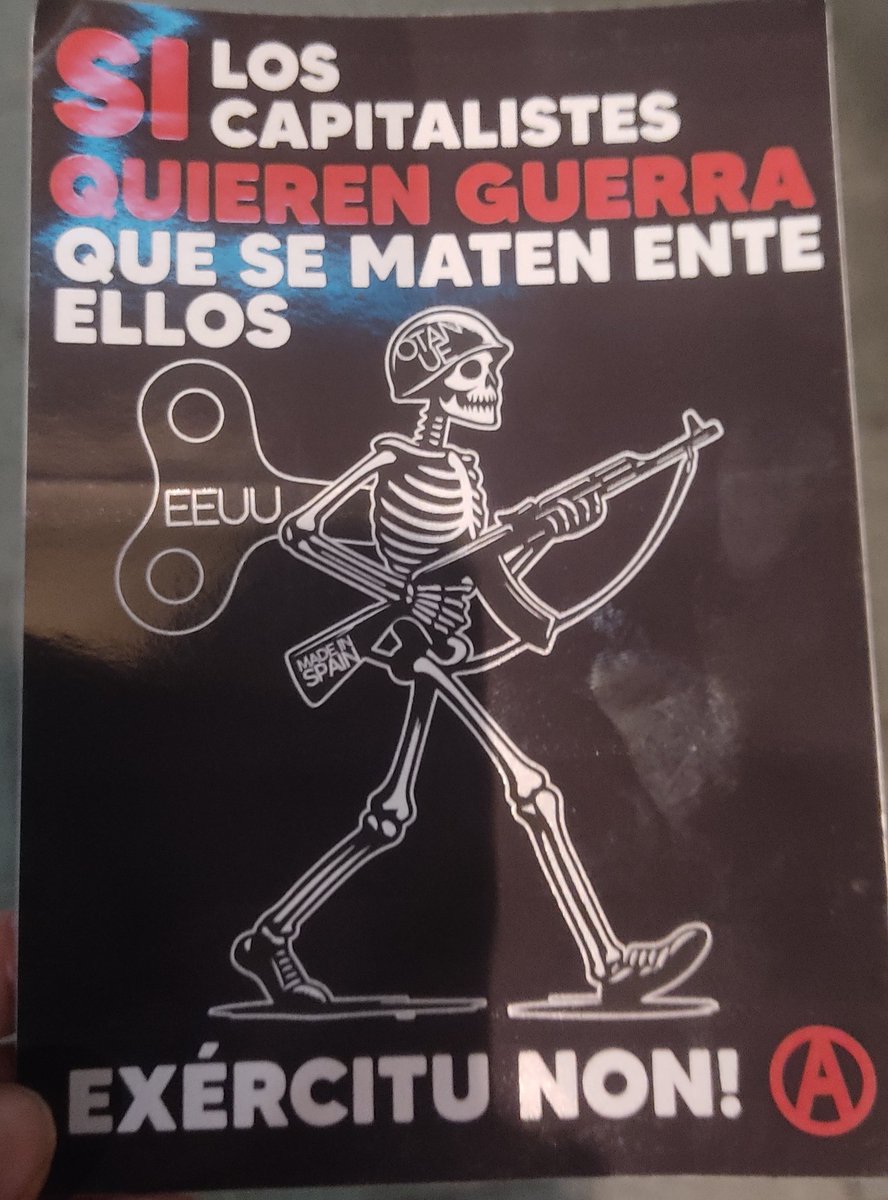 De vuelta a casa encuentro gente moza pegando carteles como este 👇👇. Me paro y les felicito. Con ellas y ellos. A la guerra siempre NO