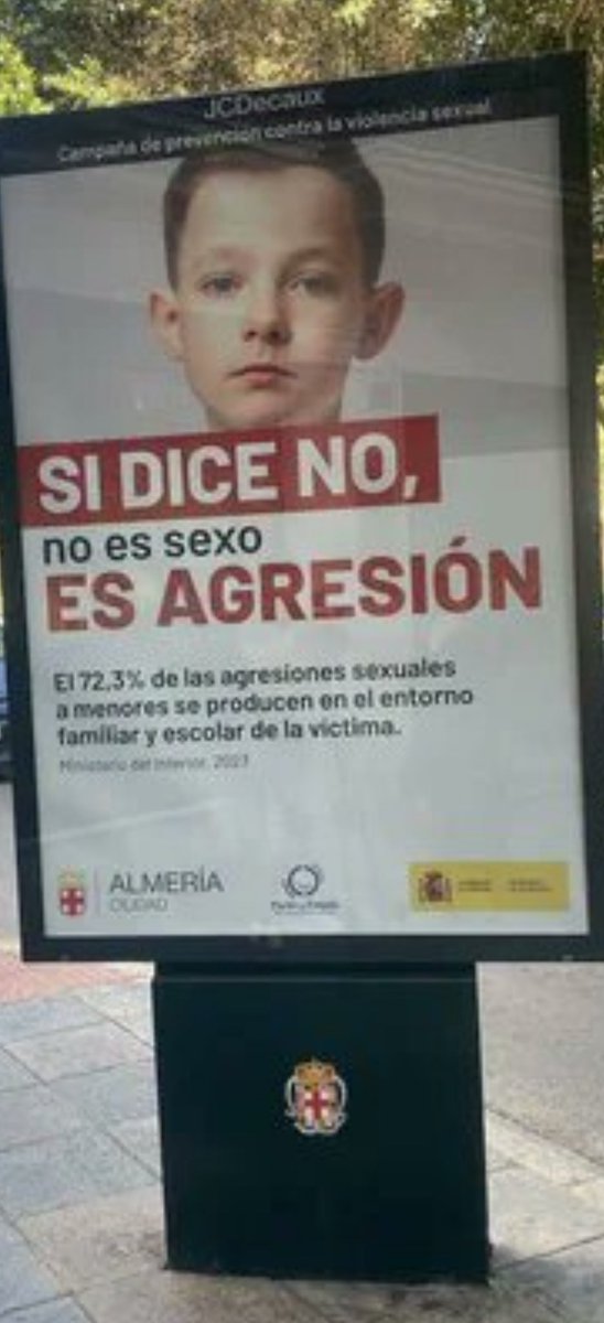 Estos dos titulares - de @abc_es y @larazon_es - son falsos:
La campaña no es del Ministerio de @IgualdadGob 
La retira el @aytoalm (PP) porque es suya. Decidió  invertir en esto el dinero del #PactoDeEstado contra la #ViolenciaDeGénero 
De ahí los logos.
Nos toman por idiotas.👇🏾