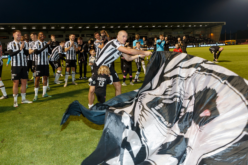 Love <a href="/Gogic13/">Alexander Gogić</a>  with the supporters flag #COYS #StMirren