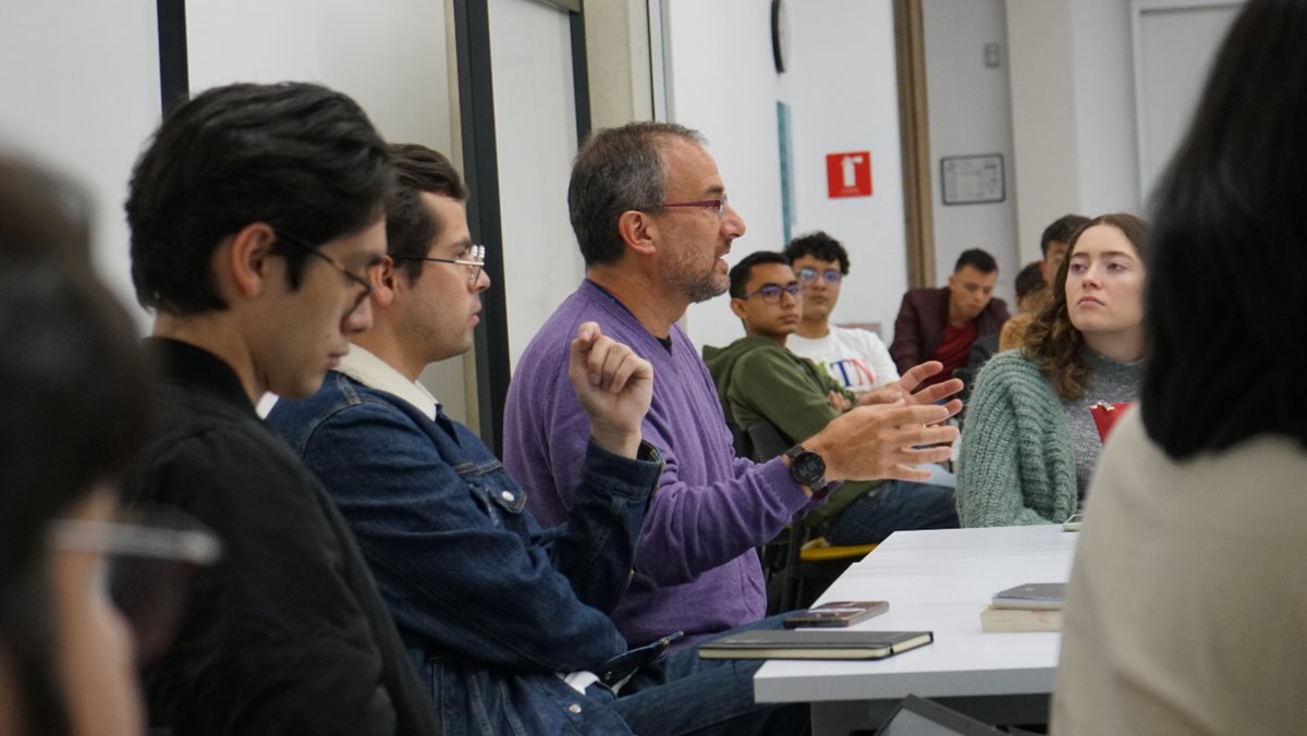 🎉📚 ¡Feliz Día del Profesor! 
Celebramos a quienes inspiran y transforman vidas con su pasión y dedicación. 🧑‍🏫👩‍🏫 ¡Gracias por guiarnos y prepararnos para el futuro! 💛✏️