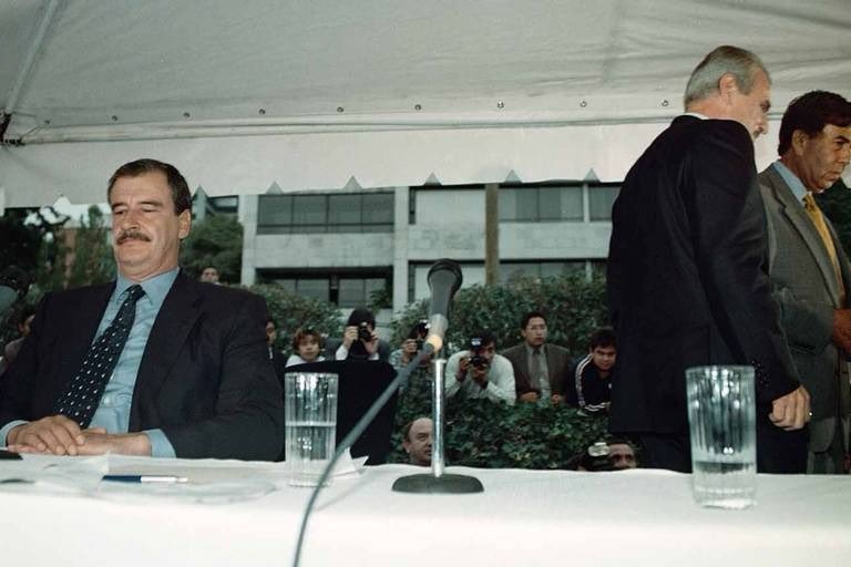 Durante toda la campaña del 2000, Fox le pedía a Cuauhtémoc unir fuerzas para derrotar al PRI. Todavía en su cierre de campaña en el Zócalo le volvió a pedir: “Entiéndelo Cuauhtémoc…” Pero Cárdenas prefirió hasta el final dividir el voto opositor.

A pesar de la negativa a unir