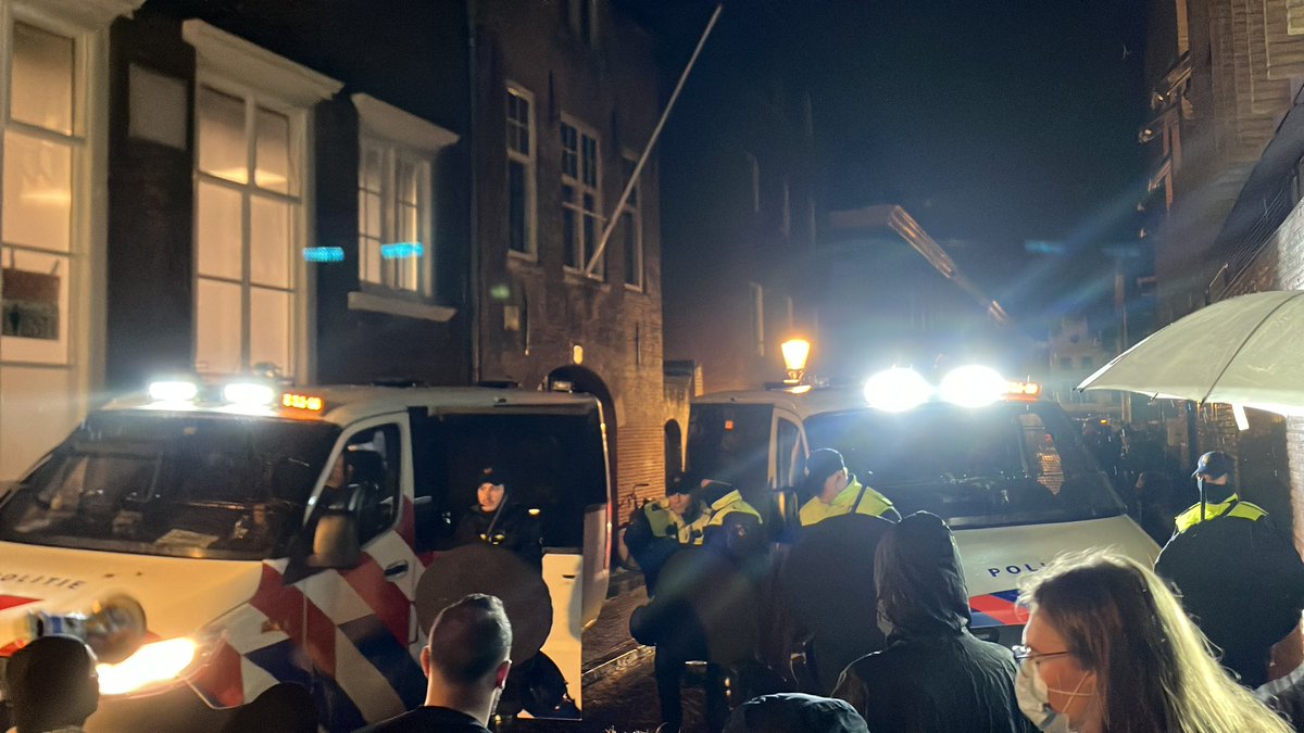 Nog altijd is het gebouw van de <a href="/UniUtrecht/">Utrecht University</a> niet helemaal leeg. Zojuist opnieuw een demonstrant afgevoerd door twee ME’ers. #Utrecht #Janskerkhof #bezetting