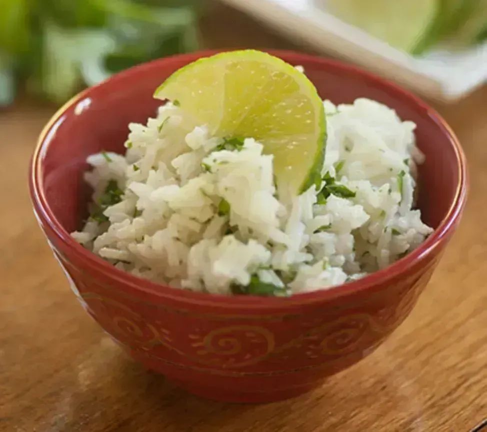 Easy-to-make cilantro lime rice! This #recipe is packed with FLAVOUR from garlic, cilantro, lime and cumin. See what you need to make it >> buff.ly/2JQklrj #rice #cooking