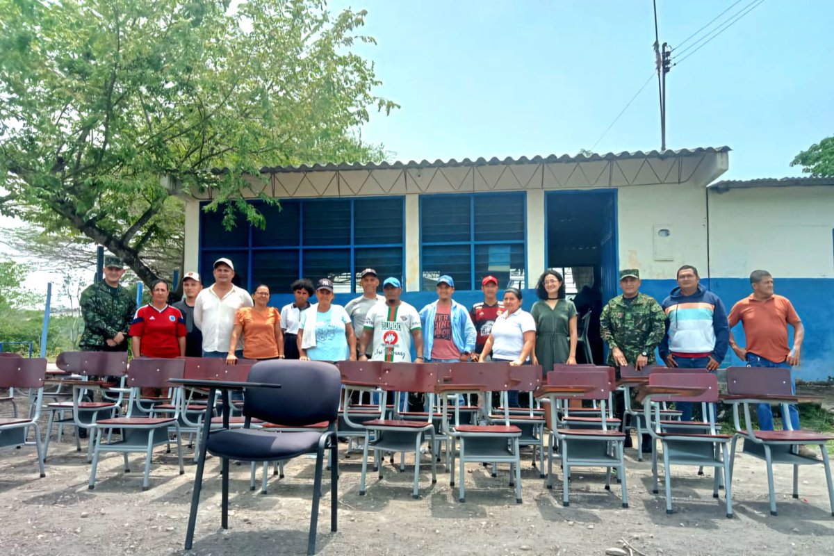 En escuelas rurales de Simití y Santa Rosa, #SurDeBolívar, el @COL_EJERCITO junto a la Fundación Minucam, hicieron entrega de 70 pupitres, además de dispensadores de agua y galones de pintura, con el fin de mejorar el entorno educativo de estudiantes y docentes. #SiempreFirmes