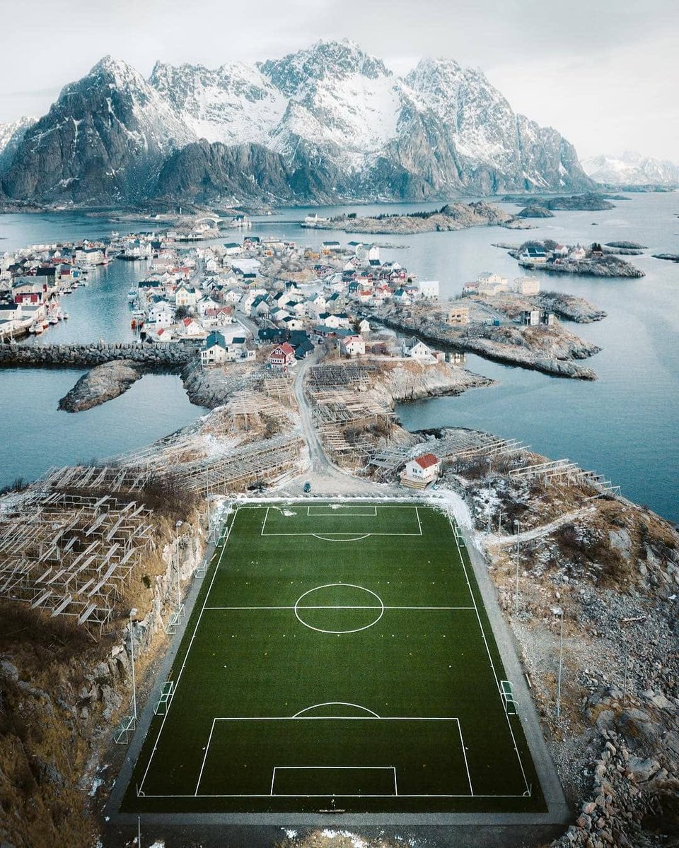 Os estádios de futebol MAIS BONITOS do MUNDO 

Segue a Thread 🧶...

1- Estádio Henningsvær 🇳🇴 (Noruega)