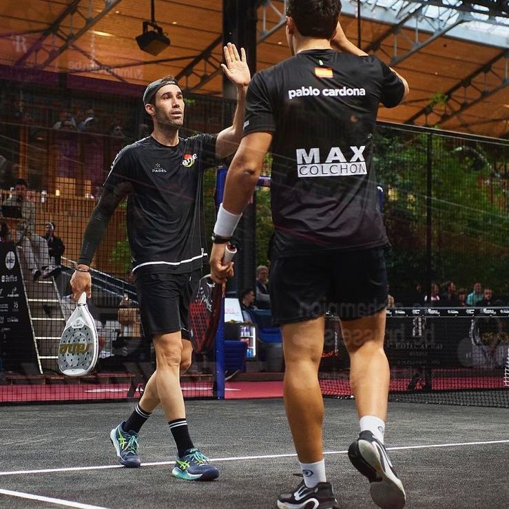 VeinteDiez's tweet photo. Muy buen triunfo en el #AsuncionP2 🇵🇾 de Javi Ruíz y Pablo Cardona ante Sánchez-Gutiérrez (8º)
Fue 3-6, 6-3 y 6-4 para los españoles, que enfrentarán a Leal-Campagnolo en octavos de final -irían por el lado de los Superpibes en QF- https://t.co/Kpp3Ke571U