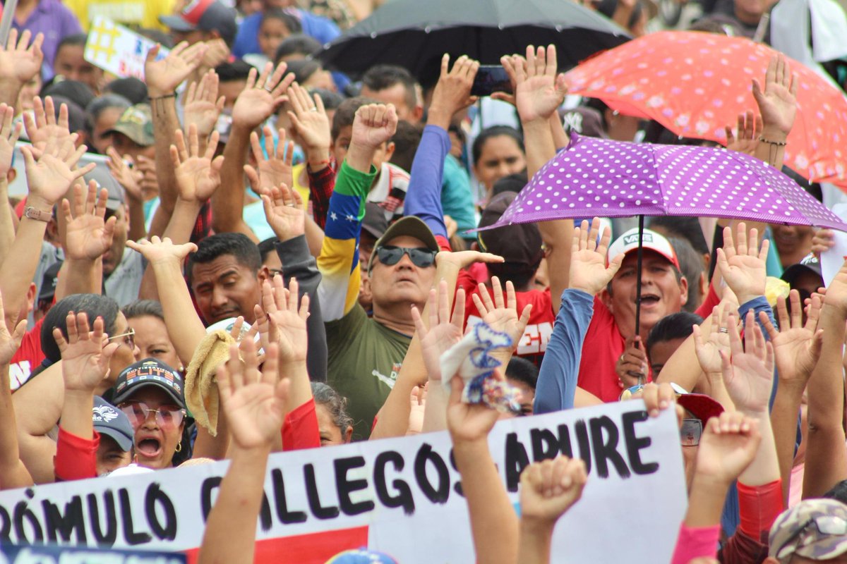 #EnFotos📸 La población de Elorza, también salió a manifestar que desde #Apure acompañan al Presidente @NicolasMaduro en favor de la soberanía nacional y en la lucha contra las sanciones. #15May #LaEsperanzaEstáEnLaCalle