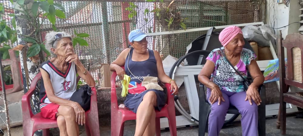 Visité a Delfina, en Santa Fé y junto a ella Bruna, Gladis, Ma. del Carmen, Idaina, dirig. de base de los bloques 64,65,66 y 68. Ellas hacen de la labor de la @FMC_Cuba el sentido de sus vidas, enamoradas de una linda obra que cumplirá 64 años. #MujeresEnRevolución